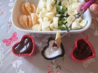 Juliette & Chocolat - Quelle fondue préférez-vous ? La fondue gourmande  Juliette & Chocolat avec des gaufres, brownies et marshmallows ? Ou la  fondue fruitée avec des fraises, bananes, ananas, oranges, pommes