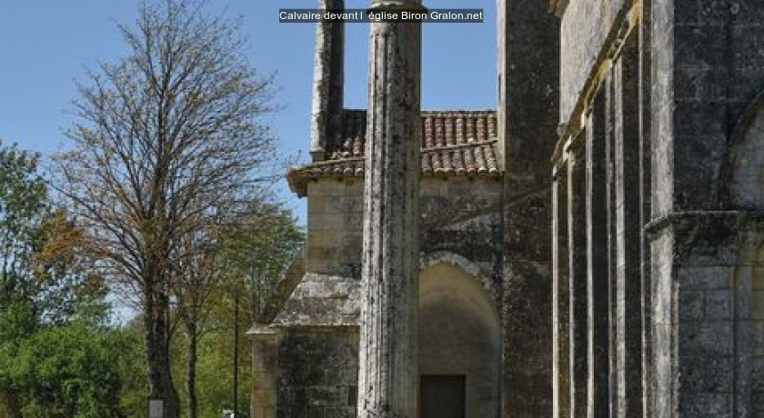 Calvaire devant l' église