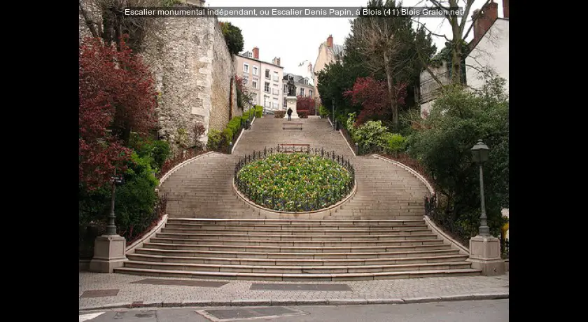Escalier monumental indépendant, ou Escalier Denis Papin, à Blois (41)