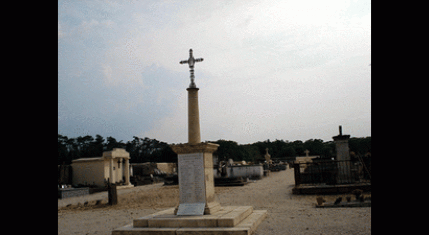 Le cimetière et sa croix monumentale, à Arbanats, Gironde (33)